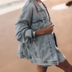 The Blue Oversized Denim Jacket 17 The Blue Oversized Denim Jacket -Mikuta Store mikuta blue oversized denim jacket blue denim skirt off white dry cotton vintage t shirt 4024 scaled