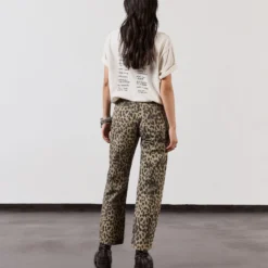 The Leo Cropped Straight Jeans -Mikuta Store mikuta leo cropped straight jeans off white self love vintage t shirt black laced leather boots model lisa 4 scaled