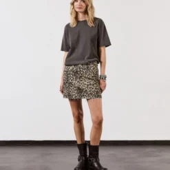 The Dark Faded Dry Cotton Vintage T-Shirt -Mikuta Store mikuta leo denim skirt dark faded dry cotton vintage t shirt black buckle boots model lara 1 scaled