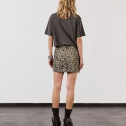 The Dark Faded Dry Cotton Vintage T-Shirt -Mikuta Store mikuta leo denim skirt dark faded dry cotton vintage t shirt black buckle boots model lara 2 scaled