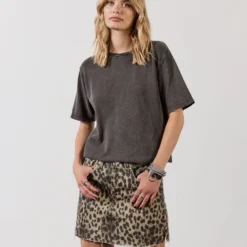 The Dark Faded Dry Cotton Vintage T-Shirt -Mikuta Store mikuta leo denim skirt dark faded dry cotton vintage t shirt model lara 3 scaled